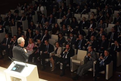 Ferrán Adriá se dirige a los asistentes durante su conferencia en la gala de entrega de los premios Cinco Días a la Innovación Empresarial 2014.