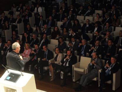 Ferrán Adriá se dirige a los asistentes durante su conferencia en la gala de entrega de los premios Cinco Días a la Innovación Empresarial 2014.