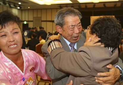 El surcoreano Min Ho-shik, de 84 años, se abraza a su hermana pequeña, la norcoreana Min Eun Shik, 81, durante los reencuentros de familias divididas por la guerra en un refugio del monte Kumgang este martes. Los parientes llevaban décadas sin verse. Esta serie de reuniones que continúa hasta el jueves --las segundas en los últimos cinco años-- son fruto del acuerdo alcanzado este verano por los Gobiernos de Seúl y Pyongyang para rebajar la tensión.