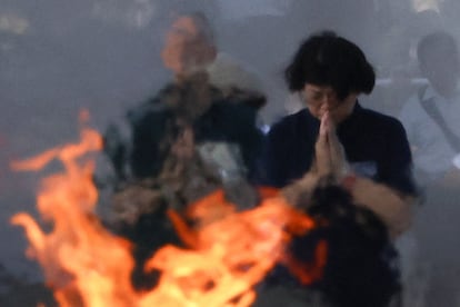 Personas rezan frente al cenotafio en memoria de las víctimas del bombardeo atómico de 1945, en el Parque Memorial de la Paz de Hiroshima, con motivo del 80 aniversario este miércoles.  