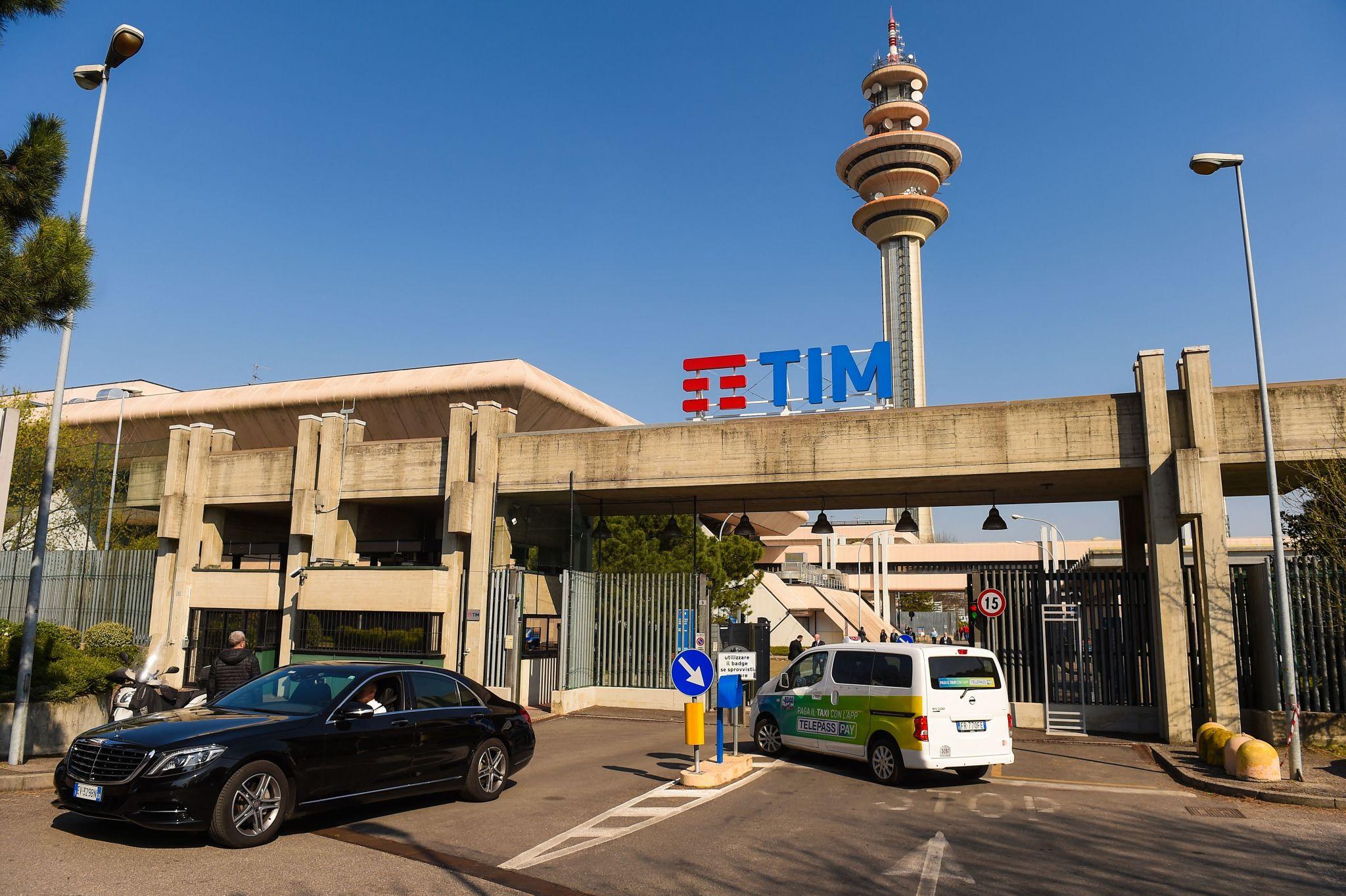 Telecom Italia eleva ingresos por Brasil, pero amplia pérdidas 