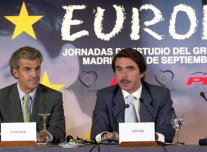 El ex presidente José María Aznar y el eurodiputado Gerardo Galeote, en un acto del partido en 2003.