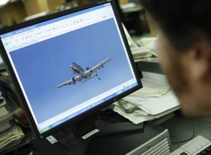 Un usuario de Internet navega por la página del videojuego del simulador de vuelo <i>Flightgear. </i>