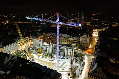 Grúas y maquinaria de Hochtief detrás del ayuntamiento de Múnich (Alemania), en la fase inicial de las obras de la estación Marienhof.