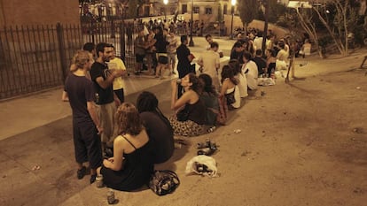 Decenas de j&oacute;venes hacen botell&oacute;n en la plaza del Dos de Mayo de Madrid.