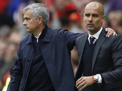 Mourinho i Guardiola s&#039;abracen abans del partit.