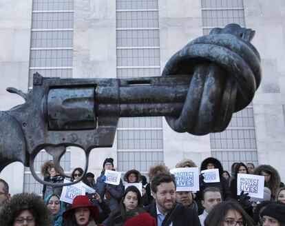 Personal de las Naciones Unidas y otros simpatizantes se reúnen en las instalaciones de la sede de la ONU alrededor de una escultura titulada "No Violencia", para mostrar su solidaridad con el pueblo de Alepo, el 15 de diciembre de 2016, en Nueva York (EE.UU). Un coordinador de ayuda humanitaria de la ONU para Siria denuncia que las Naciones Unidas han sido bloqueadas en el plan de evacuación para el asediado Alepo oriental.