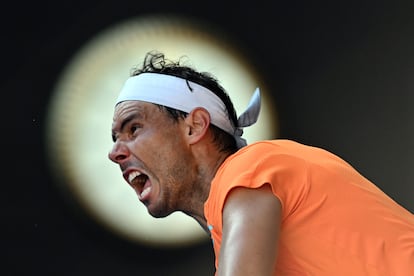 Nadal sirve durante el partido contra Draper en la Rod Laver Arena de Melbourne.