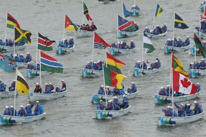 Una flotilla de botes ondea las banderas de los países que forman la Commonwealth.
