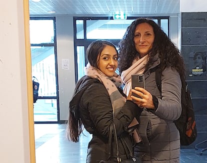 Rezwana Sekandari (izquierda), junto a la periodista Mariangela Paone, en Västerås, Suecia, en noviembre de 2021.
