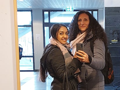 Rezwana Sekandari (izquierda), junto a la periodista Mariangela Paone, en Västerås, Suecia, en noviembre de 2021.