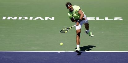 Nadal sirve durante el partido ante Pella.