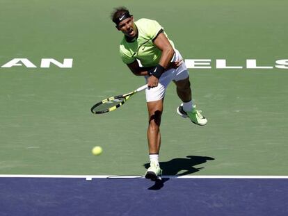 Nadal sirve durante el partido ante Pella.