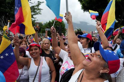 Seguidores del candidato opositor Edmundo González y María Corina Machado caminan en la avenida de Las Mercedes, durante el cierre de campaña, en Caracas.