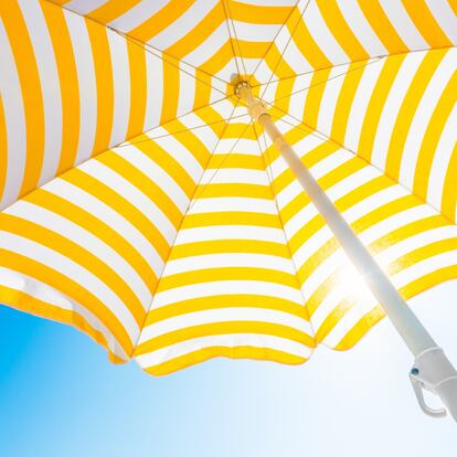 Descubre la nueva forma de sujetar la sombrilla en la playa.