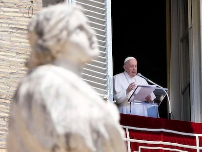 El papa Francisco en la oración del Ángelus en la plaza de San Pedro, el pasado 13 de junio.