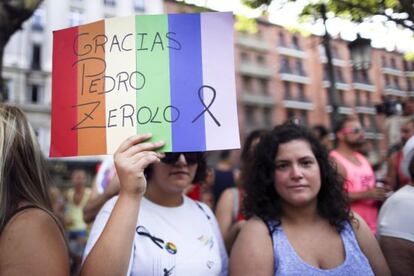 Manifestantes con un cartel en memoria de Pedro Zerolo.