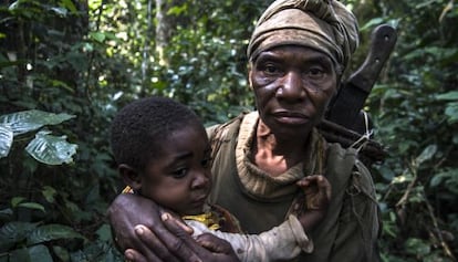 Una mujer pigmea y su hijo en las selvas de Camerún.
