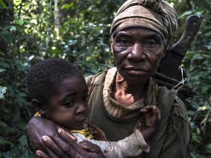 Una mujer pigmea y su hijo en las selvas de Camerún.