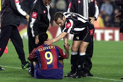 En cuartos de final de la 'Champions' de 2003, el Barça sufrió una dolorosa eliminación contra el Juventus. Pese a que Radomir Antic había sustituido a Louis Van Gaal en el banquillo, los italianos lograron el pase a las semifinales gracias a un gol en la prórroga que dejó helado el Camp Nou. En la imagen, Montero consuela a Kluivert tras el partido.