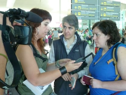 Forcades (centro) en el aeropuerto antes de unirse a la flotilla.