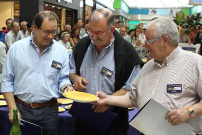 De izquierda a derecha, los cocineros Hilario Arbelaitz, Pedro Subijana y Juan Mari Arzak, ayer en el concurso de tortillas.