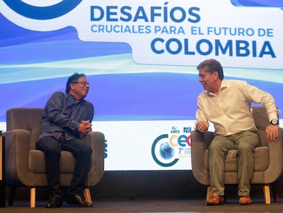 El presidente de Colombia, Gustavo Petro, y el presidente de la Andi, Bruce Mac Master.