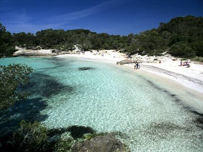 Ba&ntilde;istas en cala Turqueta, en Menorca. 