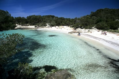 Bañistas en cala Turqueta, en Menorca.