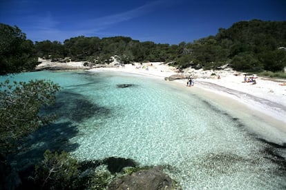 Ba&ntilde;istas en cala Turqueta, en Menorca. 