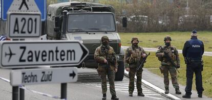 Soldados del ej&eacute;rcito patrullan las inmediaciones del aeropuerto de Zaventem en Bruselas.