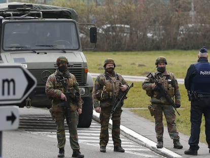 Soldados del ej&eacute;rcito patrullan las inmediaciones del aeropuerto de Zaventem en Bruselas.