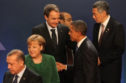 Zapatero y Obama se saludan durante la foto de familia de la cumbre del G20 en Cannes.