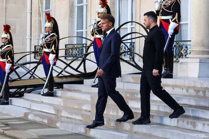 Volodimír Zelenski y  Emmanuel Macron a su salida del Palacio del Elíseo (París), este jueves. 