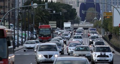 Tr&aacute;fico en la avenida de Cortes Valencianas.