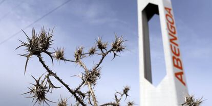 Una torre de Abengoa en la planta solar de Sanlucar la Mayor, en Sevilla.