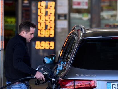 Un conductor reposta en una gasolinera de Barcelona, el pasado 1 de abril.