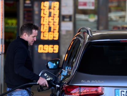 Un hombre reposta en una gasolinera de Barcelona.