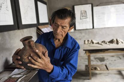 Enrique Niquín observa una vasija de su museo.