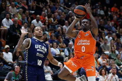 Acción durante el Valencia Basket - UCAM Murcia, de este sábado.