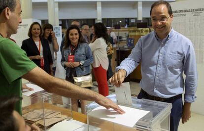  El secretario de Organizaci&oacute;n del PSOE y cabeza de lista del PSOE riojano al Congreso, C&eacute;sar Luena, vota en el Ayuntamiento de Logro&ntilde;o. 