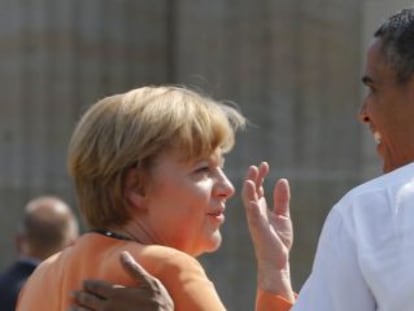 El presidente de EE UU, Barack Obama, charla con la canciller alemana, Angela Merkel en junio en Berl&iacute;n.  