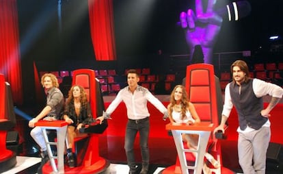 David Bisbal, Rosario Flores, Jesús Vázquez, Malú y Melendi, 'coaches' y presentador (en el centro) de 'La voz', de Telecinco.