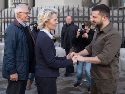 De izquierda a derecha, el alto representante de la UE, Josep Borrell, la presidenta de la Comisión, Ursula von der Leyen, y el presidente de Ucrania, Volodímir Zelenski, en abril de 2022 en Kiev.