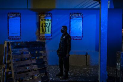 En el municipio de Caborca, en el Estado de Sonora, se ha impuesto el toque de queda entre las seis de la tarde y las seis de la mañana. En la imagen, un policía local hace guardia en una de las avenidas de la pequeña ciudad.