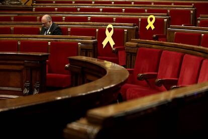 Els dos llaços grocs que hi ha ara al Parlament.