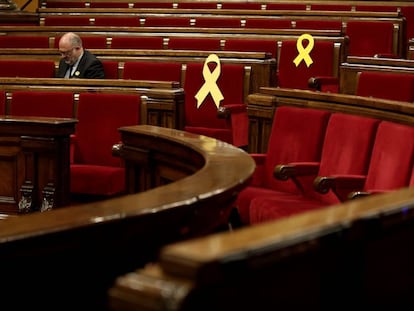 Els dos llaços grocs que hi ha ara al Parlament.