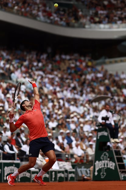 Novak Djokovic se dispone a hacer un servicio en la pista central.