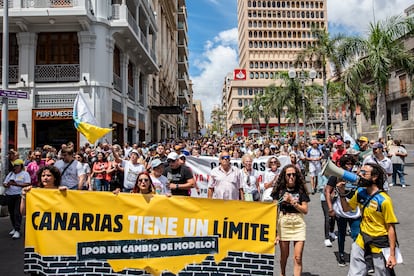 Centenares de personas participan en la manifestación 
 contra el turismo de masas, este sábado por el centro de Santa Cruz de Tenerife. 