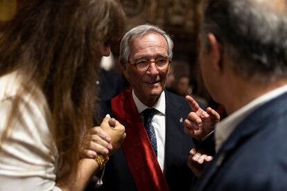 Laura Borras y Jordi Turull saludan a Xavier Trias, en la investidura de Jaume Collboni como alcalde de Barcelona, el 17 de junio.